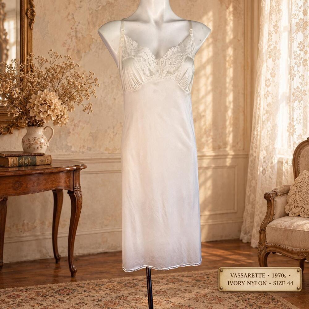 Vintage Vassarette Nylon Full Slip 1970s Lace V-Bodice Ivory Size 44